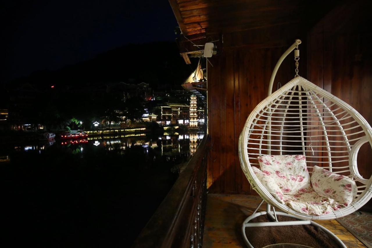 Lqj Riverside Guest House Fenghuang Exterior photo