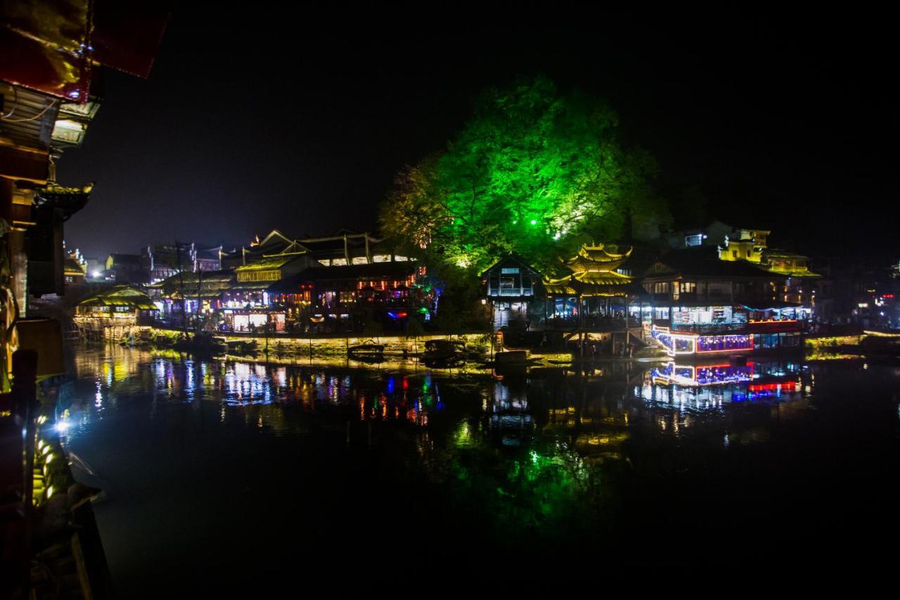 Lqj Riverside Guest House Fenghuang Exterior photo